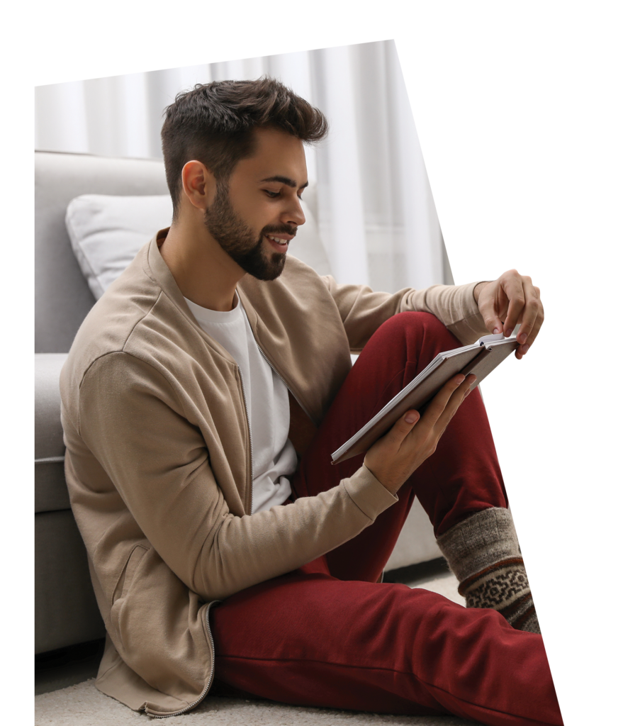 Homme assis consultant sa tablette
